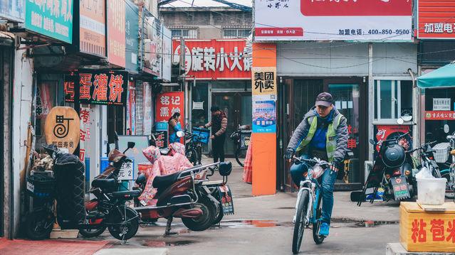 星河滚烫出自哪首诗，星河滚烫出自哪首诗歌里（人间烟火）