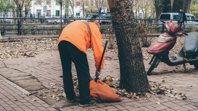 星河滚烫出自哪首诗，星河滚烫出自哪首诗歌里（人间烟火）