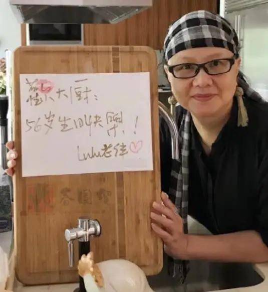 当天,卢璐穿着一件黑衣,头上捆着发巾,戴着黑框眼镜,不施粉黛,给人的