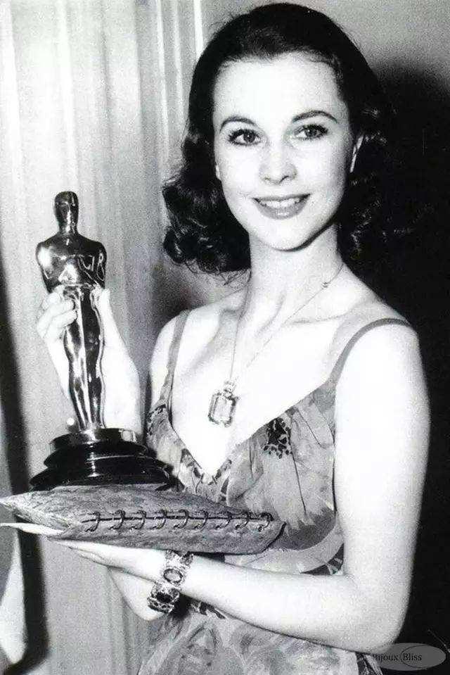 宝莲高黛个人资料，宝莲高黛图片（永失挚爱后变成一个疯女人）