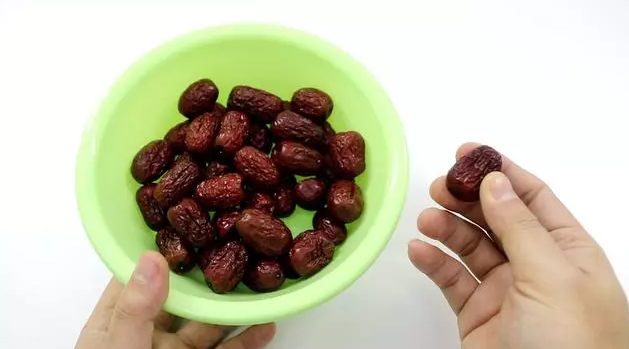 红枣怎么洗才干净，红枣怎么清洗才干净（用清水是洗不干净的）