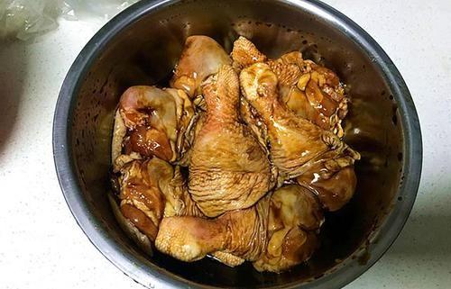 怎样炖鸡腿好吃又嫩，出锅后颜色漂亮味道香