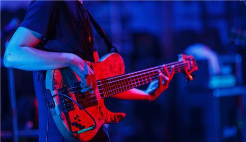 欧美歌曲排行榜，欧美歌曲排行榜2013（一听就耳熟的英文歌曲推荐）