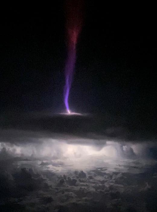 云层高度一般是多少，云层厚度一般多少（一口气看完万米高空之上所有奇美罕见云）