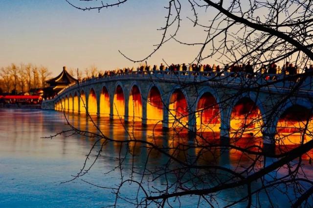 颐和园十七孔桥现金光穿洞奇景怎么回事，北京颐和园十七孔桥出现“金光穿洞”奇景（颐和园金光穿洞）