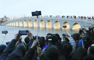 颐和园十七孔桥现金光穿洞奇景怎么回事，北京颐和园十七孔桥出现“金光穿洞”奇景（颐和园金光穿洞）