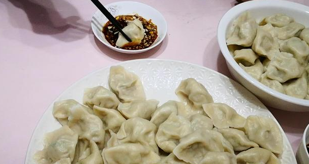 速冻饺子怎么煮，速冻饺子怎么煮才不发白（冻饺子如何煮，用冷水还是沸水）