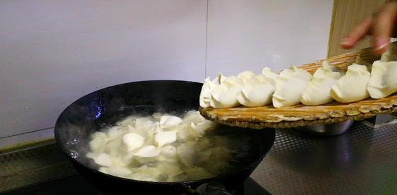 速冻饺子怎么煮，速冻饺子怎么煮才不发白（冻饺子如何煮，用冷水还是沸水）