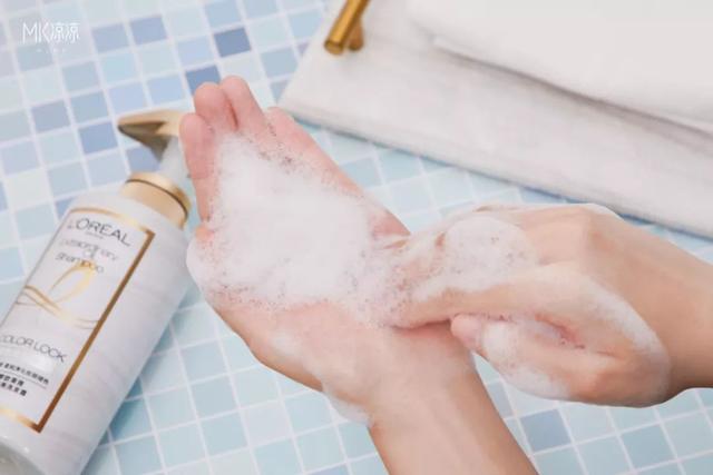 黑茶色头发有点偏绿色吗，黑茶色头发有点偏绿色吗女（2020年第一个最火发色）