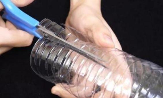 没有打蛋器怎么将蛋清打发，蛋糕的做法家庭做法（一个塑料瓶就搞定）