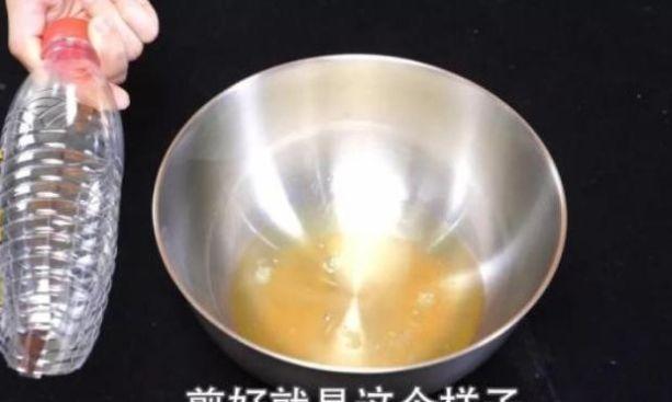 没有打蛋器怎么将蛋清打发，蛋糕的做法家庭做法（一个塑料瓶就搞定）