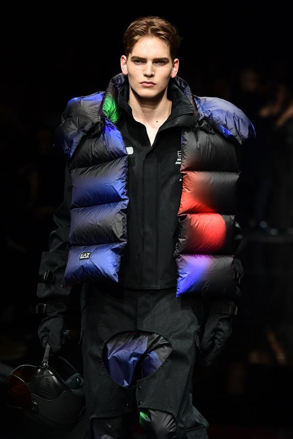 华为股票代码，华为股票代码多少号（米兰男装周——安普里奥·阿玛尼品牌时装秀）