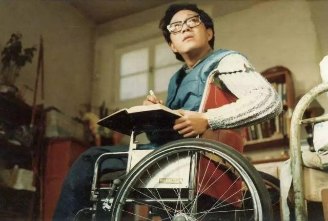 我与地坛主要内容概括，我与地坛主要内容概括150字（《我与地坛》：上帝以痛吻我）