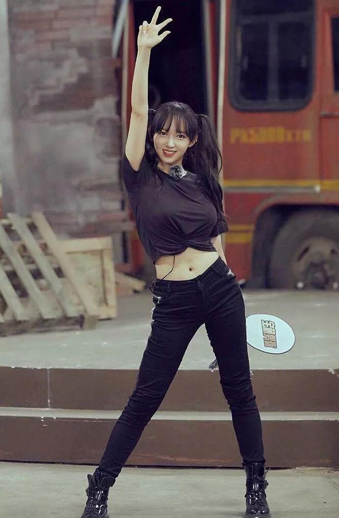 程潇又被叫做奶潇,一个98年的小姑娘,既长了张可爱到能捏出水的脸,又