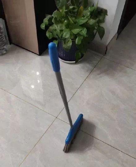 立起来的扫把，扫帚为什么能立起来？这其中有什么科学道理（NASA回应：跟引力无关）