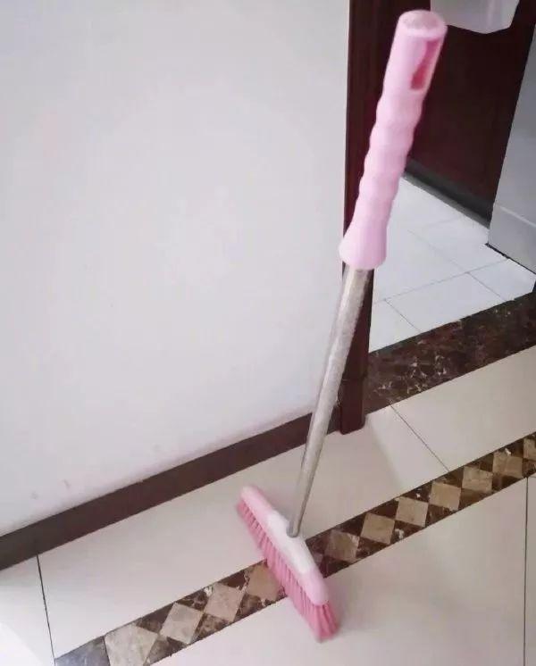 立起来的扫把，扫帚为什么能立起来？这其中有什么科学道理（NASA回应：跟引力无关）