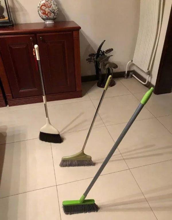 立起来的扫把，扫帚为什么能立起来？这其中有什么科学道理（NASA回应：跟引力无关）