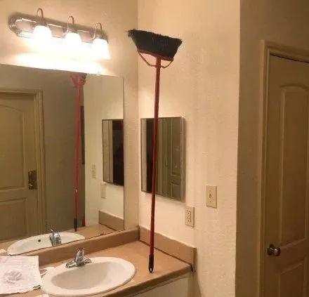 立起来的扫把，扫帚为什么能立起来？这其中有什么科学道理（NASA回应：跟引力无关）