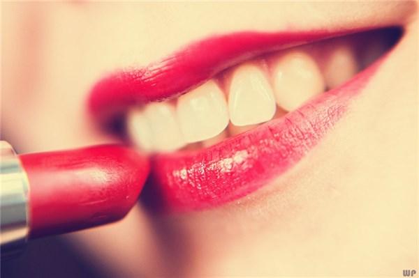 女生的口红能吃吗，女人的口红能吃吗（长期涂口红的女性）