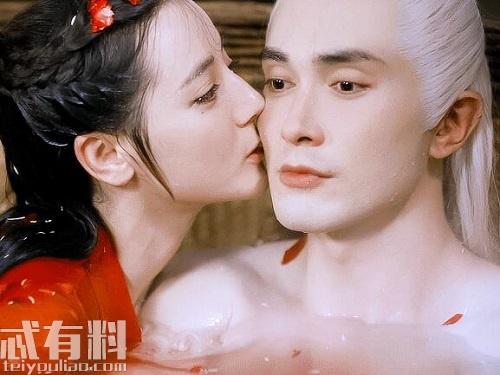 三生三世枕上书魔尊血泪和凤尾花有什么关系，三生三世枕上书之凤尾花开（三生三世枕上书帝君和凤九圆房是哪一期）