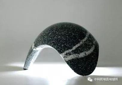 花岗岩属于哪一类岩石，花岗岩属于哪类岩石（为什么在太阳系中只有地球才有花岗岩）