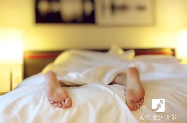 刚入睡身体猛的一颤就惊醒，刚刚睡着时突然颤抖一下惊醒（睡觉时身体突然抖一下）