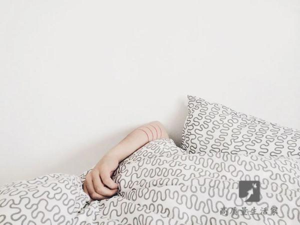 刚入睡身体猛的一颤就惊醒，刚刚睡着时突然颤抖一下惊醒（睡觉时身体突然抖一下）