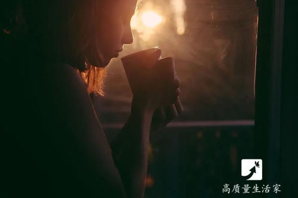 刚入睡身体猛的一颤就惊醒，刚刚睡着时突然颤抖一下惊醒（睡觉时身体突然抖一下）