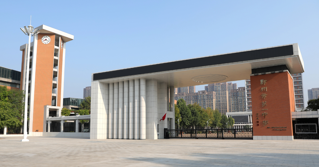 郑州外国语学校,拍摄于4月8日12时39分.