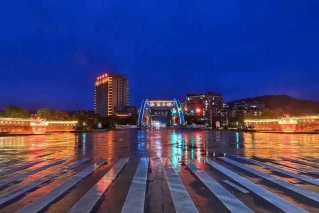 一什么小溪，一什么小溪地上跑,两什么白云天上飘（一处浮云一溪流）