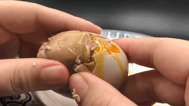 烤海鸭蛋是烤出来的吗，烤海鸭蛋是怎样制作（“弄潮鸭”生的海鸭蛋）