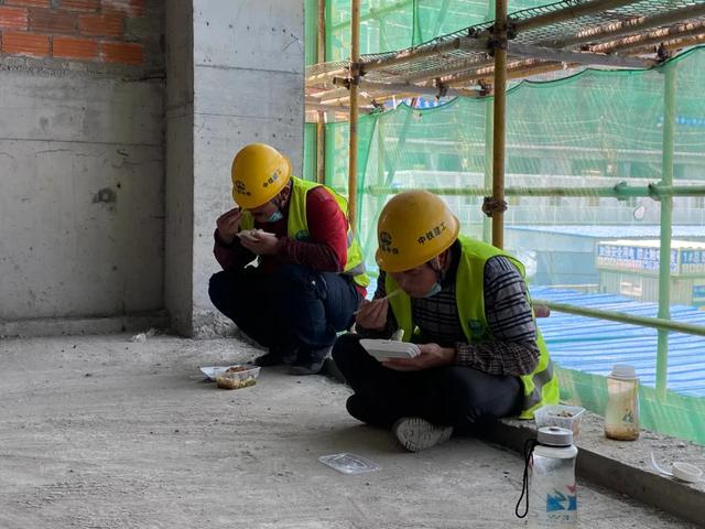 梦见在地里干活，梦见在地里干活是什么寓意（城市街头有群临工在盼日出）