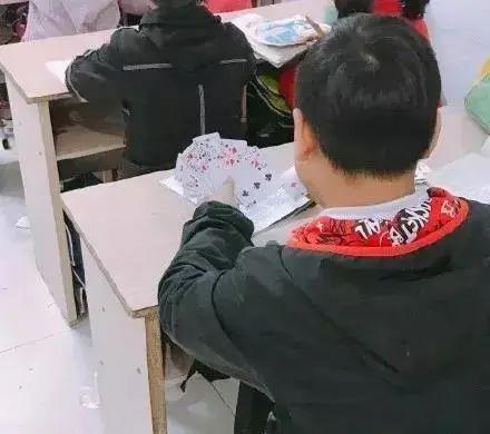 挑衅的近义词，挑衅的近义词有哪些（家长们却高兴坏了哈哈哈哈哈哈）