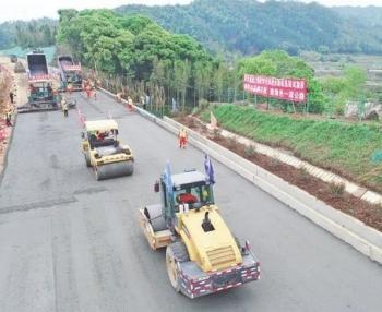 莆工工程机械 莆炎高速进展来啦！三明这50多公里开始路面施工