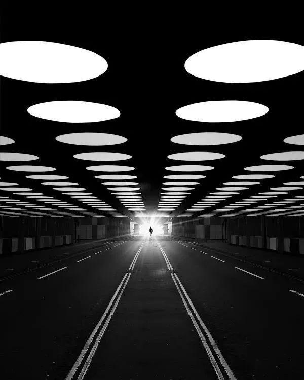 怎样用p图软件做出墙上的人，怎样用p图软件做出墙上的人脸（摄影 ， 手机修图指南）