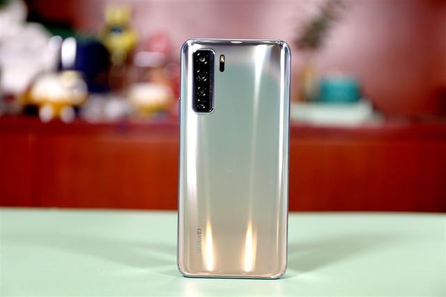 麒麟820手机，麒麟820手机有哪些（SE评测：优等生变身全能选手）