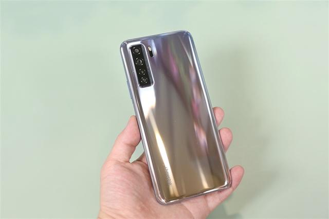 麒麟820手机，麒麟820手机有哪些（SE评测：优等生变身全能选手）