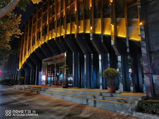 麒麟820手机，麒麟820手机有哪些（SE评测：优等生变身全能选手）