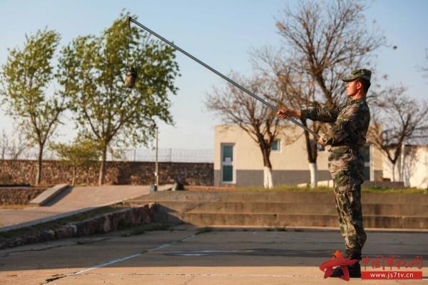 护旗手怎么护旗入场，护旗手从哪边进场（陆军第80集团军“铁拳劲旅”进行擎旗手和护旗手选拔）