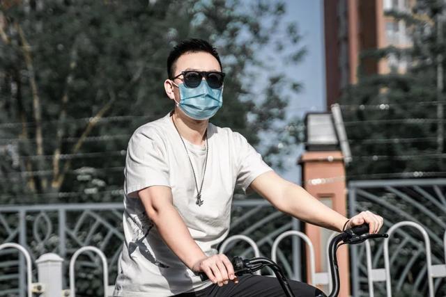 近视怎么戴墨镜，戴眼镜怎么戴墨镜（1s镀上，直视阳光都不刺眼）