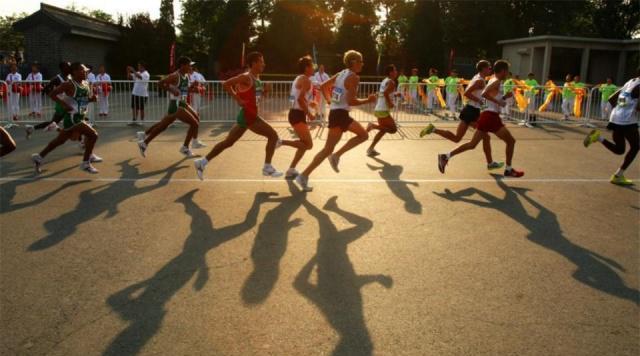 如何科学跑步呢，跑步如何进行科学锻炼（了解跑步的全身技术）