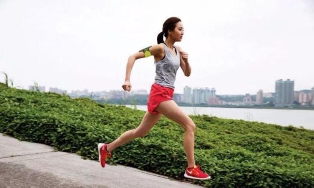 如何科学跑步呢，跑步如何进行科学锻炼（了解跑步的全身技术）