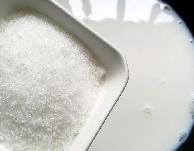 炼乳的制作方法，如何自己在家里制作炼乳（快过期的牛奶不要扔）