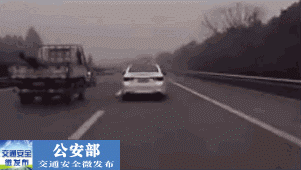 右侧超车违法吗，右边超车违规吗（这样超车，事故全责）