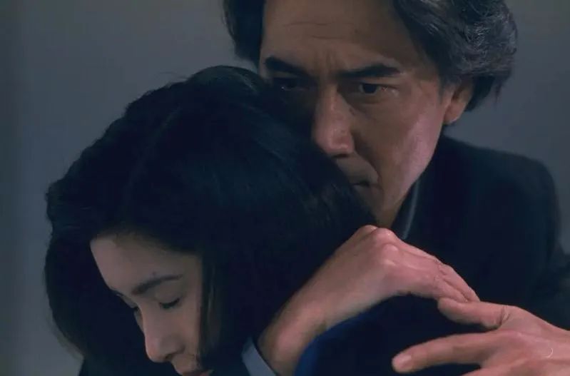 男主由役所广司扮演,女主则是美丽的黑木瞳.