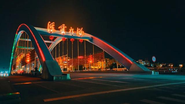 一什么小溪，一什么小溪地上跑,两什么白云天上飘（一处浮云一溪流）