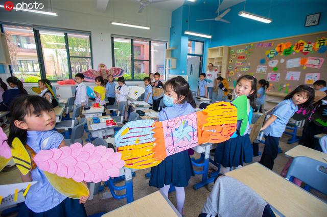 一什么翅膀，一什么翅膀填动词（杭州一小学百名萌娃背着“一米翅膀”上学）