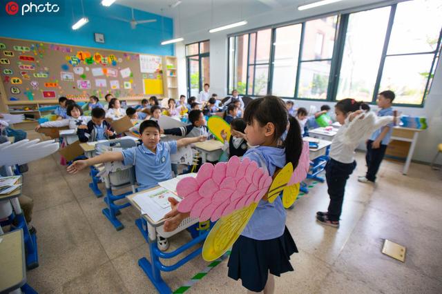 一什么翅膀，一什么翅膀填动词（杭州一小学百名萌娃背着“一米翅膀”上学）