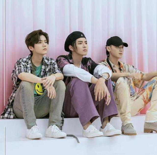 黄子韬吴亦凡鹿晗什么组合的，鹿晗黄子韬是什么组合（吴亦凡鹿晗黄子韬同框什么情况）