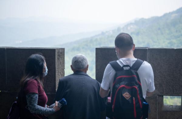 剑门关在哪里，剑门关在哪里纪念谁（初夏五月的剑门关）